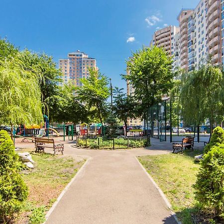 Large 2 Room Apartment With A Beautiful View 2 Min Metro Chernigivska 키예프 외부 사진
