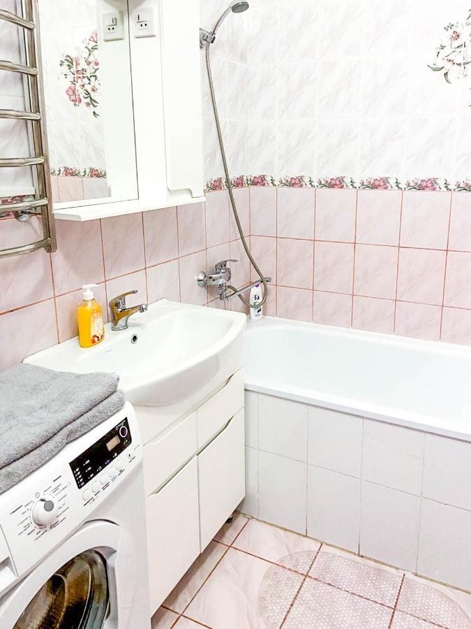Large 2 Room Apartment With A Beautiful View 2 Min Metro Chernigivska 키예프 외부 사진