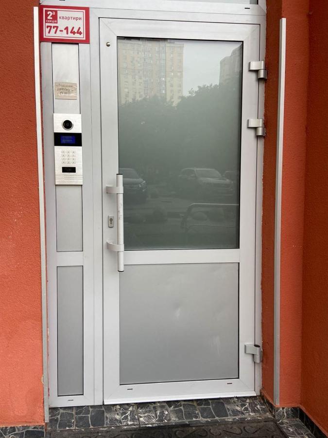 Large 2 Room Apartment With A Beautiful View 2 Min Metro Chernigivska 키예프 외부 사진
