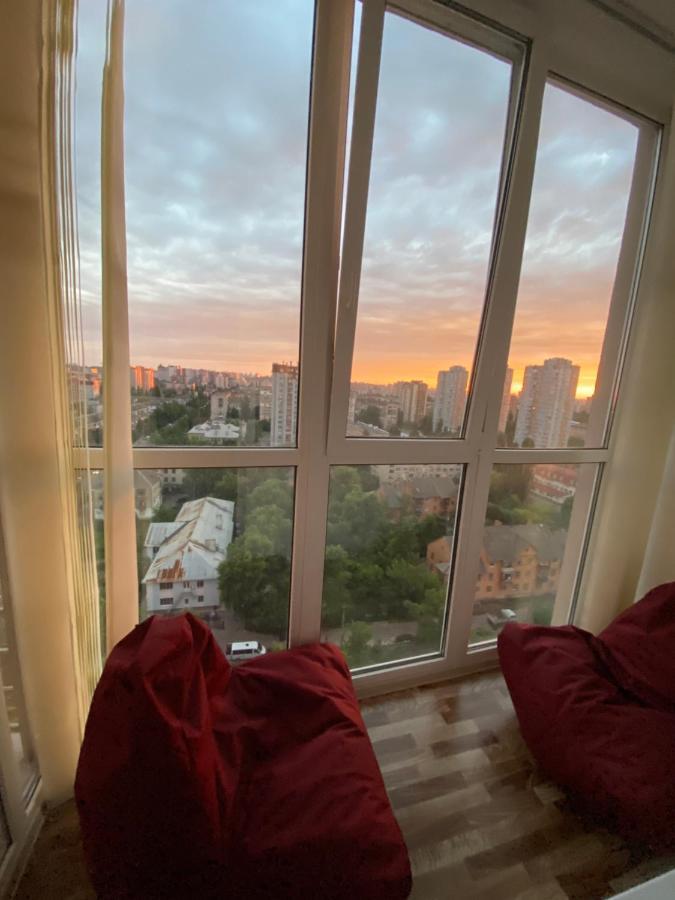 Large 2 Room Apartment With A Beautiful View 2 Min Metro Chernigivska 키예프 외부 사진