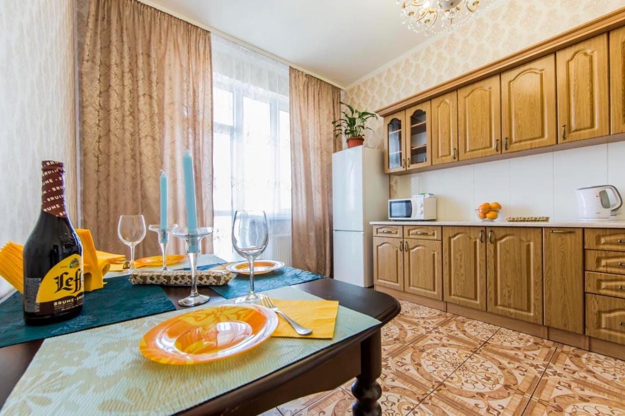 Large 2 Room Apartment With A Beautiful View 2 Min Metro Chernigivska 키예프 외부 사진