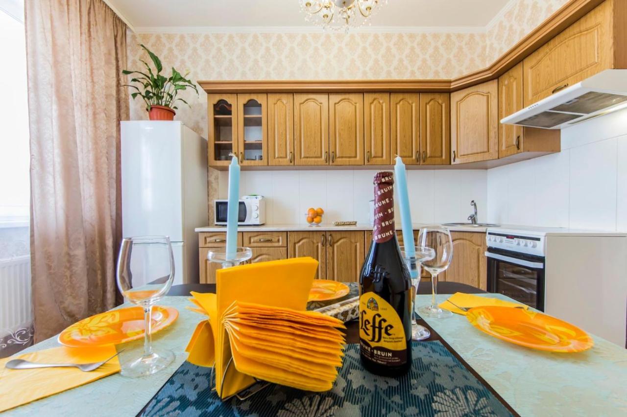 Large 2 Room Apartment With A Beautiful View 2 Min Metro Chernigivska 키예프 외부 사진