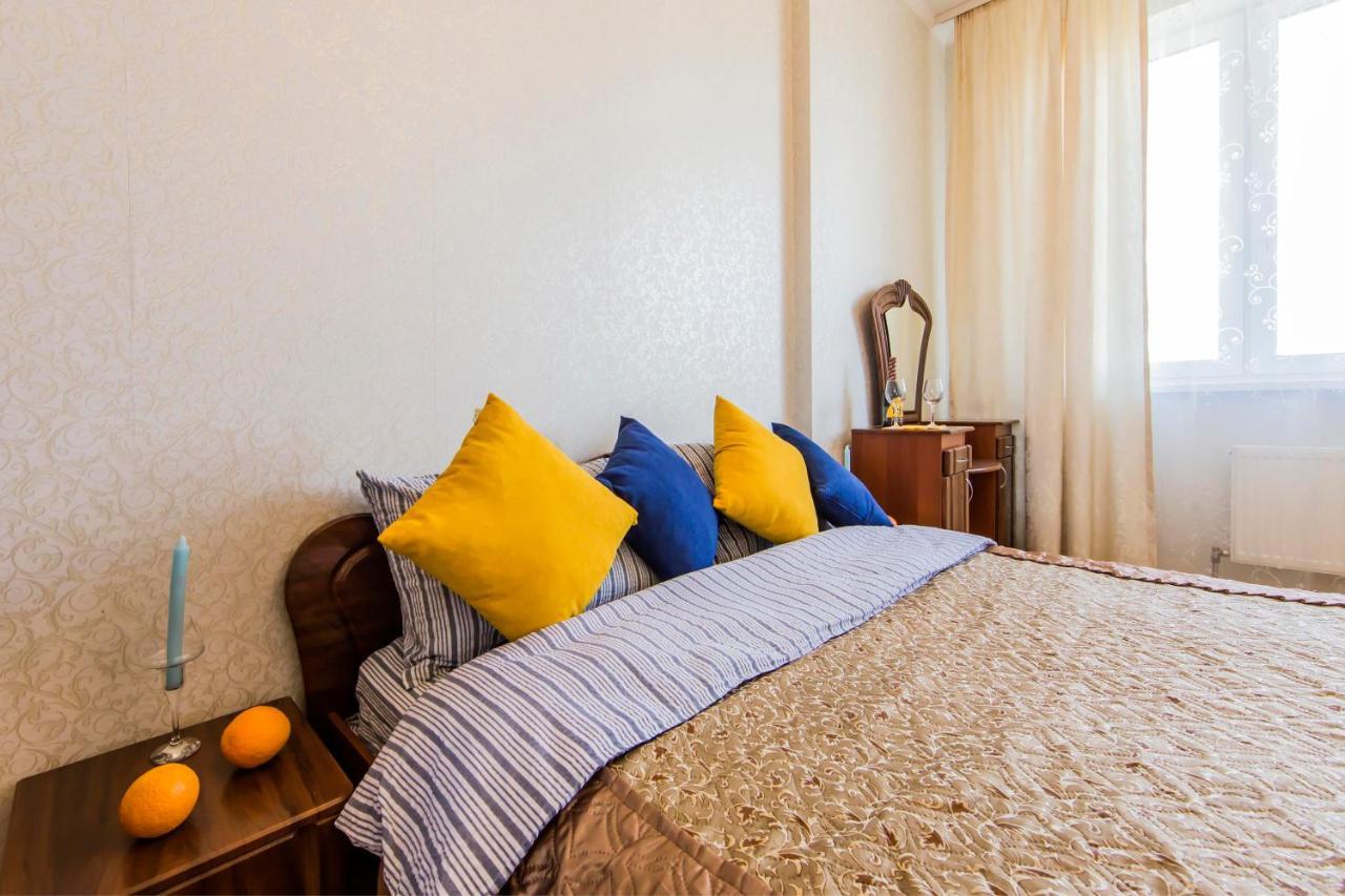 Large 2 Room Apartment With A Beautiful View 2 Min Metro Chernigivska 키예프 외부 사진