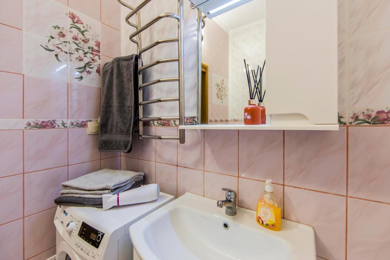 Large 2 Room Apartment With A Beautiful View 2 Min Metro Chernigivska 키예프 외부 사진