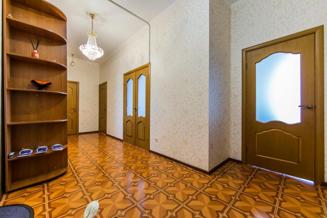 Large 2 Room Apartment With A Beautiful View 2 Min Metro Chernigivska 키예프 외부 사진