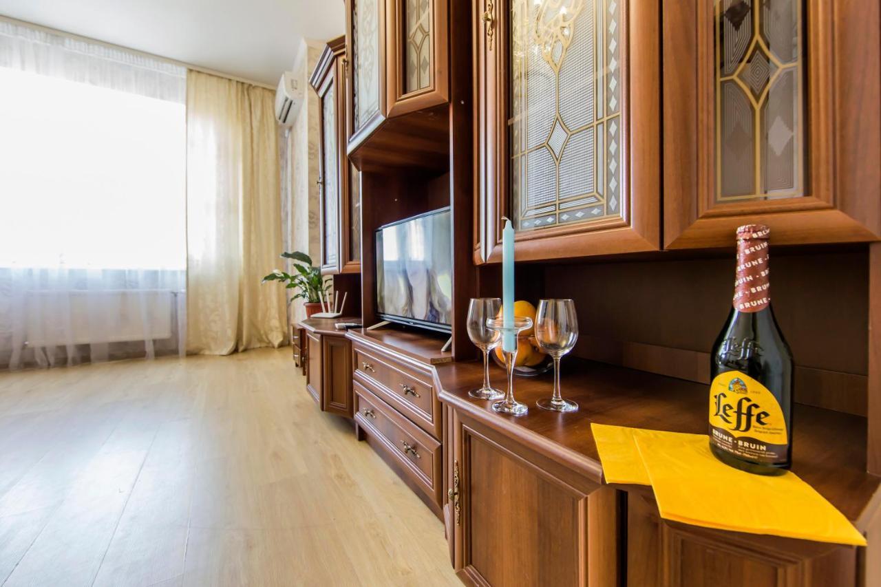 Large 2 Room Apartment With A Beautiful View 2 Min Metro Chernigivska 키예프 외부 사진