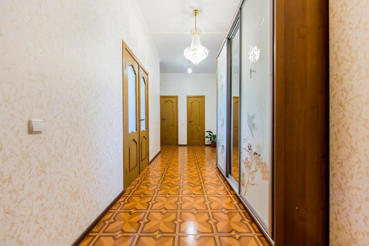 Large 2 Room Apartment With A Beautiful View 2 Min Metro Chernigivska 키예프 외부 사진