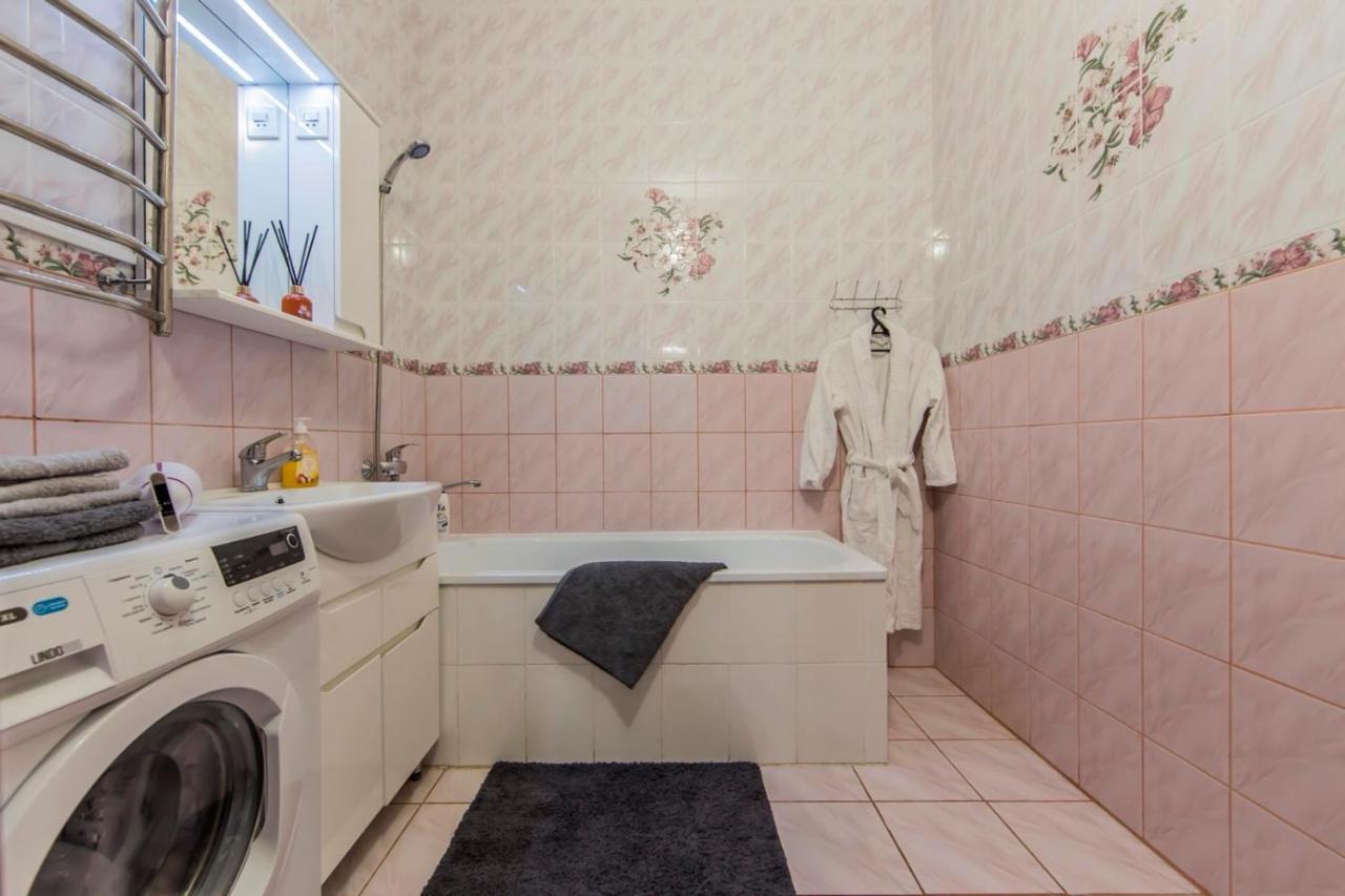 Large 2 Room Apartment With A Beautiful View 2 Min Metro Chernigivska 키예프 외부 사진
